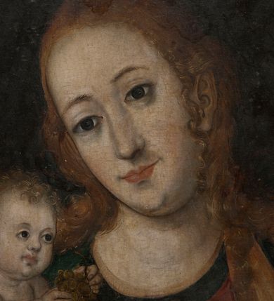 Zdjęcie nr 11: Deska wzmocniona dwoma szpongami. Obraz w formie stojącego prostokąta. W centrum przedstawienie Matki Boskiej ukazanej w półpostaci, zwróconej delikatnie w prawo, z głową przechyloną na prawe ramię. Prawą ręką podtrzymuje Dzieciątko, a w lewej, ugiętej trzyma gruszkę. Twarz pociągła, owalna, o delikatnych rysach, z dużymi, migdałowymi oczami, prostym nosem i pełnymi ustami. Włosy falowane, laserunkowe, fakturowane, z przedziałkiem na środku, ściśle przylegają do głowy, opadają na ramiona. Maria jest ubrana w czerwoną suknię z lamówką wokół szyi oraz narzucony na ramiona, ciemny płaszcz z żółtą podszewką, opadający na kolana dużą połacią tkaniny. Dzieciątko niewielkiej postury, zwrócone w trzech czwartych w lewo, nagie, podtrzymywane na pieluszce, w obu wyciągniętych przed siebie dłoniach trzyma kiść winnego grona. Twarz Jezusa jest okrągła, o pełnych policzkach i wyraźnej linii podbródka; duże, szeroko otwarte oczy, mały, zadarty nos, usta pełne. Włosy jasne, krótkie, kręcone, fakturowane. Postacie na ciemnym, jednolitym tle. U spodu obrazu parapet z leżącymi nań orzechami włoskim i laskowym oraz z gruszką; w prawym rogu księga. W lewej części obrazu, w połowie wysokości data: „1526”. Kolorystyka stonowana, laserunek, delikatne przejścia tonalne.