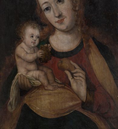 Zdjęcie nr 6: Deska wzmocniona dwoma szpongami. Obraz w formie stojącego prostokąta. W centrum przedstawienie Matki Boskiej ukazanej w półpostaci, zwróconej delikatnie w prawo, z głową przechyloną na prawe ramię. Prawą ręką podtrzymuje Dzieciątko, a w lewej, ugiętej trzyma gruszkę. Twarz pociągła, owalna, o delikatnych rysach, z dużymi, migdałowymi oczami, prostym nosem i pełnymi ustami. Włosy falowane, laserunkowe, fakturowane, z przedziałkiem na środku, ściśle przylegają do głowy, opadają na ramiona. Maria jest ubrana w czerwoną suknię z lamówką wokół szyi oraz narzucony na ramiona, ciemny płaszcz z żółtą podszewką, opadający na kolana dużą połacią tkaniny. Dzieciątko niewielkiej postury, zwrócone w trzech czwartych w lewo, nagie, podtrzymywane na pieluszce, w obu wyciągniętych przed siebie dłoniach trzyma kiść winnego grona. Twarz Jezusa jest okrągła, o pełnych policzkach i wyraźnej linii podbródka; duże, szeroko otwarte oczy, mały, zadarty nos, usta pełne. Włosy jasne, krótkie, kręcone, fakturowane. Postacie na ciemnym, jednolitym tle. U spodu obrazu parapet z leżącymi nań orzechami włoskim i laskowym oraz z gruszką; w prawym rogu księga. W lewej części obrazu, w połowie wysokości data: „1526”. Kolorystyka stonowana, laserunek, delikatne przejścia tonalne.