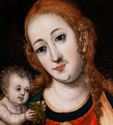 Zdjęcie nr 16: Deska wzmocniona dwoma szpongami. Obraz w formie stojącego prostokąta. W centrum przedstawienie Matki Boskiej ukazanej w półpostaci, zwróconej delikatnie w prawo, z głową przechyloną na prawe ramię. Prawą ręką podtrzymuje Dzieciątko, a w lewej, ugiętej trzyma gruszkę. Twarz pociągła, owalna, o delikatnych rysach, z dużymi, migdałowymi oczami, prostym nosem i pełnymi ustami. Włosy falowane, laserunkowe, fakturowane, z przedziałkiem na środku, ściśle przylegają do głowy, opadają na ramiona. Maria jest ubrana w czerwoną suknię z lamówką wokół szyi oraz narzucony na ramiona, ciemny płaszcz z żółtą podszewką, opadający na kolana dużą połacią tkaniny. Dzieciątko niewielkiej postury, zwrócone w trzech czwartych w lewo, nagie, podtrzymywane na pieluszce, w obu wyciągniętych przed siebie dłoniach trzyma kiść winnego grona. Twarz Jezusa jest okrągła, o pełnych policzkach i wyraźnej linii podbródka; duże, szeroko otwarte oczy, mały, zadarty nos, usta pełne. Włosy jasne, krótkie, kręcone, fakturowane. Postacie na ciemnym, jednolitym tle. U spodu obrazu parapet z leżącymi nań orzechami włoskim i laskowym oraz z gruszką; w prawym rogu księga. W lewej części obrazu, w połowie wysokości data: „1526”. Kolorystyka stonowana, laserunek, delikatne przejścia tonalne.