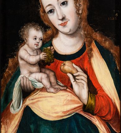 Zdjęcie nr 2: Deska wzmocniona dwoma szpongami. Obraz w formie stojącego prostokąta. W centrum przedstawienie Matki Boskiej ukazanej w półpostaci, zwróconej delikatnie w prawo, z głową przechyloną na prawe ramię. Prawą ręką podtrzymuje Dzieciątko, a w lewej, ugiętej trzyma gruszkę. Twarz pociągła, owalna, o delikatnych rysach, z dużymi, migdałowymi oczami, prostym nosem i pełnymi ustami. Włosy falowane, laserunkowe, fakturowane, z przedziałkiem na środku, ściśle przylegają do głowy, opadają na ramiona. Maria jest ubrana w czerwoną suknię z lamówką wokół szyi oraz narzucony na ramiona, ciemny płaszcz z żółtą podszewką, opadający na kolana dużą połacią tkaniny. Dzieciątko niewielkiej postury, zwrócone w trzech czwartych w lewo, nagie, podtrzymywane na pieluszce, w obu wyciągniętych przed siebie dłoniach trzyma kiść winnego grona. Twarz Jezusa jest okrągła, o pełnych policzkach i wyraźnej linii podbródka; duże, szeroko otwarte oczy, mały, zadarty nos, usta pełne. Włosy jasne, krótkie, kręcone, fakturowane. Postacie na ciemnym, jednolitym tle. U spodu obrazu parapet z leżącymi nań orzechami włoskim i laskowym oraz z gruszką; w prawym rogu księga. W lewej części obrazu, w połowie wysokości data: „1526”. Kolorystyka stonowana, laserunek, delikatne przejścia tonalne.