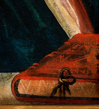 Zdjęcie nr 19: Deska wzmocniona dwoma szpongami. Obraz w formie stojącego prostokąta. W centrum przedstawienie Matki Boskiej ukazanej w półpostaci, zwróconej delikatnie w prawo, z głową przechyloną na prawe ramię. Prawą ręką podtrzymuje Dzieciątko, a w lewej, ugiętej trzyma gruszkę. Twarz pociągła, owalna, o delikatnych rysach, z dużymi, migdałowymi oczami, prostym nosem i pełnymi ustami. Włosy falowane, laserunkowe, fakturowane, z przedziałkiem na środku, ściśle przylegają do głowy, opadają na ramiona. Maria jest ubrana w czerwoną suknię z lamówką wokół szyi oraz narzucony na ramiona, ciemny płaszcz z żółtą podszewką, opadający na kolana dużą połacią tkaniny. Dzieciątko niewielkiej postury, zwrócone w trzech czwartych w lewo, nagie, podtrzymywane na pieluszce, w obu wyciągniętych przed siebie dłoniach trzyma kiść winnego grona. Twarz Jezusa jest okrągła, o pełnych policzkach i wyraźnej linii podbródka; duże, szeroko otwarte oczy, mały, zadarty nos, usta pełne. Włosy jasne, krótkie, kręcone, fakturowane. Postacie na ciemnym, jednolitym tle. U spodu obrazu parapet z leżącymi nań orzechami włoskim i laskowym oraz z gruszką; w prawym rogu księga. W lewej części obrazu, w połowie wysokości data: „1526”. Kolorystyka stonowana, laserunek, delikatne przejścia tonalne.