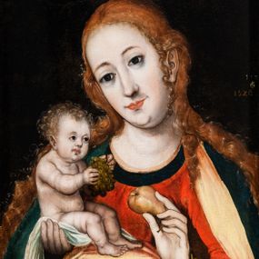 Zdjęcie nr 1: Deska wzmocniona dwoma szpongami. Obraz w formie stojącego prostokąta. W centrum przedstawienie Matki Boskiej ukazanej w półpostaci, zwróconej delikatnie w prawo, z głową przechyloną na prawe ramię. Prawą ręką podtrzymuje Dzieciątko, a w lewej, ugiętej trzyma gruszkę. Twarz pociągła, owalna, o delikatnych rysach, z dużymi, migdałowymi oczami, prostym nosem i pełnymi ustami. Włosy falowane, laserunkowe, fakturowane, z przedziałkiem na środku, ściśle przylegają do głowy, opadają na ramiona. Maria jest ubrana w czerwoną suknię z lamówką wokół szyi oraz narzucony na ramiona, ciemny płaszcz z żółtą podszewką, opadający na kolana dużą połacią tkaniny. Dzieciątko niewielkiej postury, zwrócone w trzech czwartych w lewo, nagie, podtrzymywane na pieluszce, w obu wyciągniętych przed siebie dłoniach trzyma kiść winnego grona. Twarz Jezusa jest okrągła, o pełnych policzkach i wyraźnej linii podbródka; duże, szeroko otwarte oczy, mały, zadarty nos, usta pełne. Włosy jasne, krótkie, kręcone, fakturowane. Postacie na ciemnym, jednolitym tle. U spodu obrazu parapet z leżącymi nań orzechami włoskim i laskowym oraz z gruszką; w prawym rogu księga. W lewej części obrazu, w połowie wysokości data: „1526”. Kolorystyka stonowana, laserunek, delikatne przejścia tonalne.