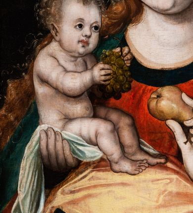 Zdjęcie nr 4: Deska wzmocniona dwoma szpongami. Obraz w formie stojącego prostokąta. W centrum przedstawienie Matki Boskiej ukazanej w półpostaci, zwróconej delikatnie w prawo, z głową przechyloną na prawe ramię. Prawą ręką podtrzymuje Dzieciątko, a w lewej, ugiętej trzyma gruszkę. Twarz pociągła, owalna, o delikatnych rysach, z dużymi, migdałowymi oczami, prostym nosem i pełnymi ustami. Włosy falowane, laserunkowe, fakturowane, z przedziałkiem na środku, ściśle przylegają do głowy, opadają na ramiona. Maria jest ubrana w czerwoną suknię z lamówką wokół szyi oraz narzucony na ramiona, ciemny płaszcz z żółtą podszewką, opadający na kolana dużą połacią tkaniny. Dzieciątko niewielkiej postury, zwrócone w trzech czwartych w lewo, nagie, podtrzymywane na pieluszce, w obu wyciągniętych przed siebie dłoniach trzyma kiść winnego grona. Twarz Jezusa jest okrągła, o pełnych policzkach i wyraźnej linii podbródka; duże, szeroko otwarte oczy, mały, zadarty nos, usta pełne. Włosy jasne, krótkie, kręcone, fakturowane. Postacie na ciemnym, jednolitym tle. U spodu obrazu parapet z leżącymi nań orzechami włoskim i laskowym oraz z gruszką; w prawym rogu księga. W lewej części obrazu, w połowie wysokości data: „1526”. Kolorystyka stonowana, laserunek, delikatne przejścia tonalne.