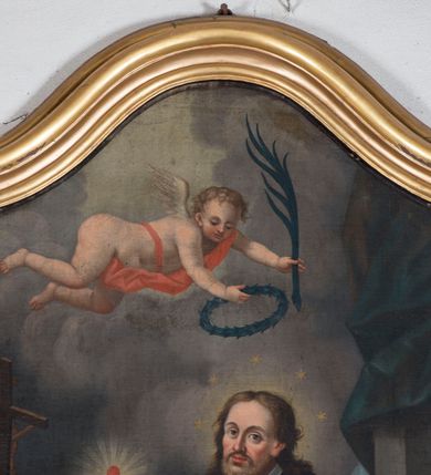 Zdjęcie nr 3: Obraz w formie stojącego prostokąta zamkniętego łukiem falistym, z wyciętym półkolem w dolnym boku. W centrum kompozycji św. Jan Nepomucen ukazany w całej postaci, zwrócony w trzech czwartych w prawo, w kontrapoście. W prawej, ugiętej ręce trzyma język w glorii promienistej, na kciuku ma zawieszone dwa klucze, zaś lewą dłonią wskazuje na nie. Twarz ma pociągłą, o wystających kościach policzkowych, migdałowatych oczach, prostym nosie i pełnych ustach, okoloną puszystą brodą oraz falowanymi włosami sięgającymi ramion. Wokół głowy ma glorię gwiaździstą i nimb. Ubrany jest w czarną sutannę, białą komżę lamowaną koronką oraz almucję. Święty stoi przed stołem nakrytym niebieską tkaniną z frędzlą, na nim znajduje się krucyfiks i otwarta księga. Nad nim, na tle obłoków unosi się putto trzymające wieniec laurowy i liść palmy. Postać ukazana we wnętrzu, z widocznym w prawej części obrazu filarem owiniętym zieloną draperią. Obraz ujęty profilowaną ramą dekorowaną po bokach rocaille&#039;m. 




