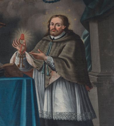 Zdjęcie nr 2: Obraz w formie stojącego prostokąta zamkniętego łukiem falistym, z wyciętym półkolem w dolnym boku. W centrum kompozycji św. Jan Nepomucen ukazany w całej postaci, zwrócony w trzech czwartych w prawo, w kontrapoście. W prawej, ugiętej ręce trzyma język w glorii promienistej, na kciuku ma zawieszone dwa klucze, zaś lewą dłonią wskazuje na nie. Twarz ma pociągłą, o wystających kościach policzkowych, migdałowatych oczach, prostym nosie i pełnych ustach, okoloną puszystą brodą oraz falowanymi włosami sięgającymi ramion. Wokół głowy ma glorię gwiaździstą i nimb. Ubrany jest w czarną sutannę, białą komżę lamowaną koronką oraz almucję. Święty stoi przed stołem nakrytym niebieską tkaniną z frędzlą, na nim znajduje się krucyfiks i otwarta księga. Nad nim, na tle obłoków unosi się putto trzymające wieniec laurowy i liść palmy. Postać ukazana we wnętrzu, z widocznym w prawej części obrazu filarem owiniętym zieloną draperią. Obraz ujęty profilowaną ramą dekorowaną po bokach rocaille&#039;m. 




