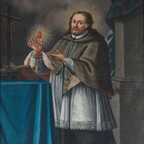 Zdjęcie nr 1: Obraz w formie stojącego prostokąta zamkniętego łukiem falistym, z wyciętym półkolem w dolnym boku. W centrum kompozycji św. Jan Nepomucen ukazany w całej postaci, zwrócony w trzech czwartych w prawo, w kontrapoście. W prawej, ugiętej ręce trzyma język w glorii promienistej, na kciuku ma zawieszone dwa klucze, zaś lewą dłonią wskazuje na nie. Twarz ma pociągłą, o wystających kościach policzkowych, migdałowatych oczach, prostym nosie i pełnych ustach, okoloną puszystą brodą oraz falowanymi włosami sięgającymi ramion. Wokół głowy ma glorię gwiaździstą i nimb. Ubrany jest w czarną sutannę, białą komżę lamowaną koronką oraz almucję. Święty stoi przed stołem nakrytym niebieską tkaniną z frędzlą, na nim znajduje się krucyfiks i otwarta księga. Nad nim, na tle obłoków unosi się putto trzymające wieniec laurowy i liść palmy. Postać ukazana we wnętrzu, z widocznym w prawej części obrazu filarem owiniętym zieloną draperią. Obraz ujęty profilowaną ramą dekorowaną po bokach rocaille&#039;m. 




