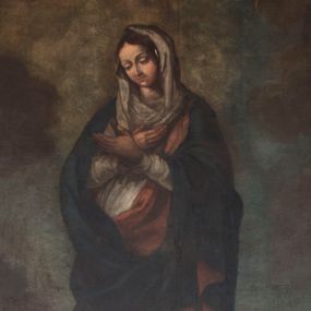 Zdjęcie nr 1: Nastawa niearchitektoniczna, ramowa. Ołtarz prostopadłościenny z drewnianą mensą i kamiennym portatylem. Antepedium w formie leżącego prostokąta, ujęte ramą, pole o karbowanej powierzchni z aplikowanym monogramem maryjnym. Na wysokim cokole zakończonym profilowanym gzymsem ustawiony obraz Matki Boskiej Niepokalanie Poczętej w formie stojącego prostokąta zamkniętego łukiem segmentowym nadwieszonym z uskokiem, ujęty profilowaną ramą. Obraz flankowany dwiema figurami adorujących aniołów ustawionych na niskich cokołach. Ołtarz polichromowany w kolorze beżowym, profile złocone. 

