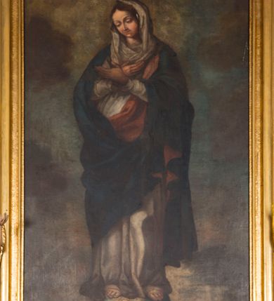 Zdjęcie nr 14: Nastawa niearchitektoniczna, ramowa. Ołtarz prostopadłościenny z drewnianą mensą i kamiennym portatylem. Antepedium w formie leżącego prostokąta, ujęte ramą, pole o karbowanej powierzchni z aplikowanym monogramem maryjnym. Na wysokim cokole zakończonym profilowanym gzymsem ustawiony obraz Matki Boskiej Niepokalanie Poczętej w formie stojącego prostokąta zamkniętego łukiem segmentowym nadwieszonym z uskokiem, ujęty profilowaną ramą. Obraz flankowany dwiema figurami adorujących aniołów ustawionych na niskich cokołach. Ołtarz polichromowany w kolorze beżowym, profile złocone. 

