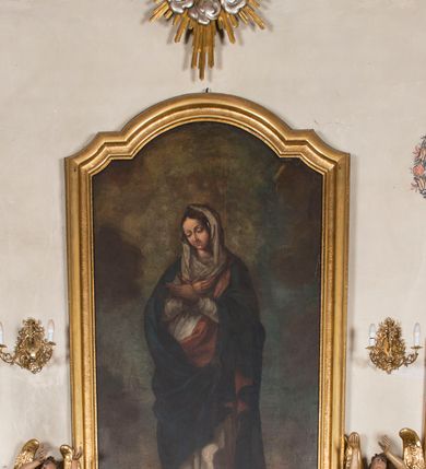 Zdjęcie nr 13: Nastawa niearchitektoniczna, ramowa. Ołtarz prostopadłościenny z drewnianą mensą i kamiennym portatylem. Antepedium w formie leżącego prostokąta, ujęte ramą, pole o karbowanej powierzchni z aplikowanym monogramem maryjnym. Na wysokim cokole zakończonym profilowanym gzymsem ustawiony obraz Matki Boskiej Niepokalanie Poczętej w formie stojącego prostokąta zamkniętego łukiem segmentowym nadwieszonym z uskokiem, ujęty profilowaną ramą. Obraz flankowany dwiema figurami adorujących aniołów ustawionych na niskich cokołach. Ołtarz polichromowany w kolorze beżowym, profile złocone. 

