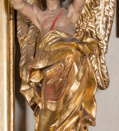 Zdjęcie nr 5: Nastawa niearchitektoniczna, ramowa. Ołtarz prostopadłościenny z drewnianą mensą i kamiennym portatylem. Antepedium w formie leżącego prostokąta, ujęte ramą, pole o karbowanej powierzchni z aplikowanym monogramem maryjnym. Na wysokim cokole zakończonym profilowanym gzymsem ustawiony obraz Matki Boskiej Niepokalanie Poczętej w formie stojącego prostokąta zamkniętego łukiem segmentowym nadwieszonym z uskokiem, ujęty profilowaną ramą. Obraz flankowany dwiema figurami adorujących aniołów ustawionych na niskich cokołach. Ołtarz polichromowany w kolorze beżowym, profile złocone. 

