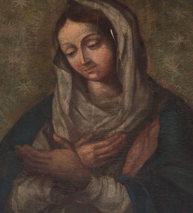 Zdjęcie nr 16: Nastawa niearchitektoniczna, ramowa. Ołtarz prostopadłościenny z drewnianą mensą i kamiennym portatylem. Antepedium w formie leżącego prostokąta, ujęte ramą, pole o karbowanej powierzchni z aplikowanym monogramem maryjnym. Na wysokim cokole zakończonym profilowanym gzymsem ustawiony obraz Matki Boskiej Niepokalanie Poczętej w formie stojącego prostokąta zamkniętego łukiem segmentowym nadwieszonym z uskokiem, ujęty profilowaną ramą. Obraz flankowany dwiema figurami adorujących aniołów ustawionych na niskich cokołach. Ołtarz polichromowany w kolorze beżowym, profile złocone. 

