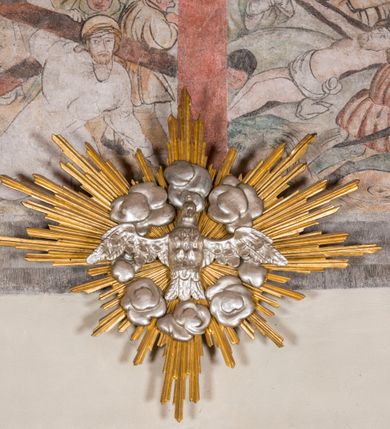 Zdjęcie nr 12: Nastawa niearchitektoniczna, ramowa. Ołtarz prostopadłościenny z drewnianą mensą i kamiennym portatylem. Antepedium w formie leżącego prostokąta, ujęte ramą, pole o karbowanej powierzchni z aplikowanym monogramem maryjnym. Na wysokim cokole zakończonym profilowanym gzymsem ustawiony obraz Matki Boskiej Niepokalanie Poczętej w formie stojącego prostokąta zamkniętego łukiem segmentowym nadwieszonym z uskokiem, ujęty profilowaną ramą. Obraz flankowany dwiema figurami adorujących aniołów ustawionych na niskich cokołach. Ołtarz polichromowany w kolorze beżowym, profile złocone. 

