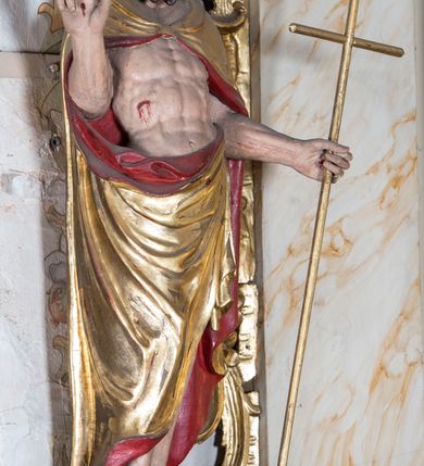 Zdjęcie nr 8: Nastawa ołtarzowa architektoniczna, jednoosiowa, jednokondygnacyjna ze zwieńczeniem, ustawiona na dwustrefowym cokole z wyodrębnionymi prostopadłościanami. Ołtarz kamienny, prostopadłościenny, w drewnianej obudowie. Mensa kamienna z marmurowym portatylem. Antepedium drewniane, w kształcie leżącego prostokąta, ujęte profilowaną ramą, z płaskorzeźbionym monogram IHS w glorii oraz fragmentami ornamentu roślinnego. Tabernakulum w formie prostopadłościennej skrzynki o wypukłym licu, flankowanej parą kolumienek na cokołach, ustawionych pod kątem, dźwigających woluty oraz gzyms przyjmujący formę łuku segmentowego nadwieszonego. Drzwiczki w kształcie stojącego prostokąta zamkniętego łukiem półkolistym, w opasce, z płaskorzeźbionym przedstawieniem baranka apokaliptycznego, leżącego na księdze, w glorii. Nastawa ujęta dwiema parami pilastrów dekorowanych rocaille'em i stojącą pomiędzy nimi parą kolumn o kapitelach kompozytowych dźwigających pełne belkowanie, wyłamane na ich osi, przerwane pośrodku. Na belkowaniu ustawione dwa wazony. W polu centralnym głęboka wnęka w formie stojącego prostokąta zamkniętego łukiem półkolistym nadwieszonym z uskokiem, ujęta profilowaną ramą, z obrazem św. Małgorzaty w osobnej profilowanej ramie o kształcie stojącego prostokąta zamkniętego ornamentalnym łukiem. Ponad nią, w partii belkowania rokokowy kartusz z rytą koroną i liśćmi palmy, a poniżej prostokątna płycina z wotami. Pole flankowane figurami św. Jana Ewangelisty i Matki Boskiej stojącymi na ćwierćkolistych cokołach. Nastawa ujęta uszami utworzonymi z rocaille'u. Zwieńczenie w formie stojącego prostokąta o wklęsłych bokach, ze spływami z uszakami po bokach, zamknięte gzymsem przyjmującym formę łuku segmentowego nadwieszonego z uskokiem, wyłamanego przy brzegach, dekorowanego rocaille'em. W polu obraz św. Małgorzaty ujęty profilowaną ramą w kształcie stojącego prostokąta zamkniętego łukiem segmentowym nadwieszonym z uskokiem. 
Struktura marmoryzowana w kolorze beżowym; ornamentyka, profile i kolumny złocone.