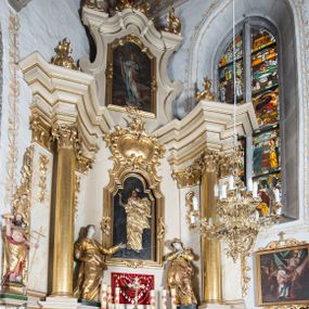 Zdjęcie nr 1: Nastawa ołtarzowa architektoniczna, jednoosiowa, jednokondygnacyjna ze zwieńczeniem, ustawiona na dwustrefowym cokole z wyodrębnionymi prostopadłościanami. Ołtarz kamienny, prostopadłościenny, w drewnianej obudowie. Mensa kamienna z marmurowym portatylem. Antepedium drewniane, w kształcie leżącego prostokąta, ujęte profilowaną ramą, z płaskorzeźbionym monogram IHS w glorii oraz fragmentami ornamentu roślinnego. Tabernakulum w formie prostopadłościennej skrzynki o wypukłym licu, flankowanej parą kolumienek na cokołach, ustawionych pod kątem, dźwigających woluty oraz gzyms przyjmujący formę łuku segmentowego nadwieszonego. Drzwiczki w kształcie stojącego prostokąta zamkniętego łukiem półkolistym, w opasce, z płaskorzeźbionym przedstawieniem baranka apokaliptycznego, leżącego na księdze, w glorii. Nastawa ujęta dwiema parami pilastrów dekorowanych rocaille'em i stojącą pomiędzy nimi parą kolumn o kapitelach kompozytowych dźwigających pełne belkowanie, wyłamane na ich osi, przerwane pośrodku. Na belkowaniu ustawione dwa wazony. W polu centralnym głęboka wnęka w formie stojącego prostokąta zamkniętego łukiem półkolistym nadwieszonym z uskokiem, ujęta profilowaną ramą, z obrazem św. Małgorzaty w osobnej profilowanej ramie o kształcie stojącego prostokąta zamkniętego ornamentalnym łukiem. Ponad nią, w partii belkowania rokokowy kartusz z rytą koroną i liśćmi palmy, a poniżej prostokątna płycina z wotami. Pole flankowane figurami św. Jana Ewangelisty i Matki Boskiej stojącymi na ćwierćkolistych cokołach. Nastawa ujęta uszami utworzonymi z rocaille'u. Zwieńczenie w formie stojącego prostokąta o wklęsłych bokach, ze spływami z uszakami po bokach, zamknięte gzymsem przyjmującym formę łuku segmentowego nadwieszonego z uskokiem, wyłamanego przy brzegach, dekorowanego rocaille'em. W polu obraz św. Małgorzaty ujęty profilowaną ramą w kształcie stojącego prostokąta zamkniętego łukiem segmentowym nadwieszonym z uskokiem. 
Struktura marmoryzowana w kolorze beżowym; ornamentyka, profile i kolumny złocone.