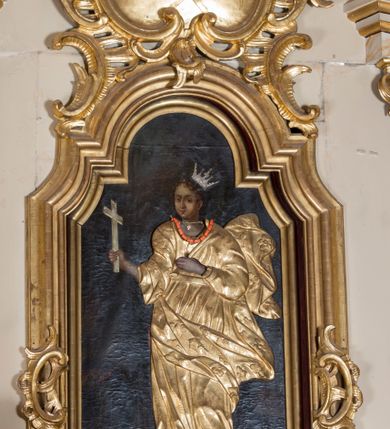 Zdjęcie nr 3: Nastawa ołtarzowa architektoniczna, jednoosiowa, jednokondygnacyjna ze zwieńczeniem, ustawiona na dwustrefowym cokole z wyodrębnionymi prostopadłościanami. Ołtarz kamienny, prostopadłościenny, w drewnianej obudowie. Mensa kamienna z marmurowym portatylem. Antepedium drewniane, w kształcie leżącego prostokąta, ujęte profilowaną ramą, z płaskorzeźbionym monogram IHS w glorii oraz fragmentami ornamentu roślinnego. Tabernakulum w formie prostopadłościennej skrzynki o wypukłym licu, flankowanej parą kolumienek na cokołach, ustawionych pod kątem, dźwigających woluty oraz gzyms przyjmujący formę łuku segmentowego nadwieszonego. Drzwiczki w kształcie stojącego prostokąta zamkniętego łukiem półkolistym, w opasce, z płaskorzeźbionym przedstawieniem baranka apokaliptycznego, leżącego na księdze, w glorii. Nastawa ujęta dwiema parami pilastrów dekorowanych rocaille'em i stojącą pomiędzy nimi parą kolumn o kapitelach kompozytowych dźwigających pełne belkowanie, wyłamane na ich osi, przerwane pośrodku. Na belkowaniu ustawione dwa wazony. W polu centralnym głęboka wnęka w formie stojącego prostokąta zamkniętego łukiem półkolistym nadwieszonym z uskokiem, ujęta profilowaną ramą, z obrazem św. Małgorzaty w osobnej profilowanej ramie o kształcie stojącego prostokąta zamkniętego ornamentalnym łukiem. Ponad nią, w partii belkowania rokokowy kartusz z rytą koroną i liśćmi palmy, a poniżej prostokątna płycina z wotami. Pole flankowane figurami św. Jana Ewangelisty i Matki Boskiej stojącymi na ćwierćkolistych cokołach. Nastawa ujęta uszami utworzonymi z rocaille'u. Zwieńczenie w formie stojącego prostokąta o wklęsłych bokach, ze spływami z uszakami po bokach, zamknięte gzymsem przyjmującym formę łuku segmentowego nadwieszonego z uskokiem, wyłamanego przy brzegach, dekorowanego rocaille'em. W polu obraz św. Małgorzaty ujęty profilowaną ramą w kształcie stojącego prostokąta zamkniętego łukiem segmentowym nadwieszonym z uskokiem. 
Struktura marmoryzowana w kolorze beżowym; ornamentyka, profile i kolumny złocone.
