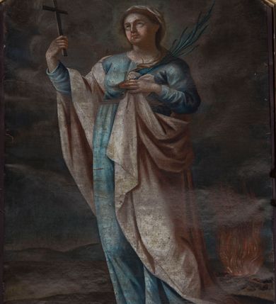 Zdjęcie nr 7: Nastawa ołtarzowa architektoniczna, jednoosiowa, jednokondygnacyjna ze zwieńczeniem, ustawiona na dwustrefowym cokole z wyodrębnionymi prostopadłościanami. Ołtarz kamienny, prostopadłościenny, w drewnianej obudowie. Mensa kamienna z marmurowym portatylem. Antepedium drewniane, w kształcie leżącego prostokąta, ujęte profilowaną ramą, z płaskorzeźbionym monogram IHS w glorii oraz fragmentami ornamentu roślinnego. Tabernakulum w formie prostopadłościennej skrzynki o wypukłym licu, flankowanej parą kolumienek na cokołach, ustawionych pod kątem, dźwigających woluty oraz gzyms przyjmujący formę łuku segmentowego nadwieszonego. Drzwiczki w kształcie stojącego prostokąta zamkniętego łukiem półkolistym, w opasce, z płaskorzeźbionym przedstawieniem baranka apokaliptycznego, leżącego na księdze, w glorii. Nastawa ujęta dwiema parami pilastrów dekorowanych rocaille&#039;em i stojącą pomiędzy nimi parą kolumn o kapitelach kompozytowych dźwigających pełne belkowanie, wyłamane na ich osi, przerwane pośrodku. Na belkowaniu ustawione dwa wazony. W polu centralnym głęboka wnęka w formie stojącego prostokąta zamkniętego łukiem półkolistym nadwieszonym z uskokiem, ujęta profilowaną ramą, z obrazem św. Małgorzaty w osobnej profilowanej ramie o kształcie stojącego prostokąta zamkniętego ornamentalnym łukiem. Ponad nią, w partii belkowania rokokowy kartusz z rytą koroną i liśćmi palmy, a poniżej prostokątna płycina z wotami. Pole flankowane figurami św. Jana Ewangelisty i Matki Boskiej stojącymi na ćwierćkolistych cokołach. Nastawa ujęta uszami utworzonymi z rocaille&#039;u. Zwieńczenie w formie stojącego prostokąta o wklęsłych bokach, ze spływami z uszakami po bokach, zamknięte gzymsem przyjmującym formę łuku segmentowego nadwieszonego z uskokiem, wyłamanego przy brzegach, dekorowanego rocaille&#039;em. W polu obraz św. Małgorzaty ujęty profilowaną ramą w kształcie stojącego prostokąta zamkniętego łukiem segmentowym nadwieszonym z uskokiem. 
Struktura marmoryzowana w kolorze beżowym; ornamentyka, profile i kolumny złocone.