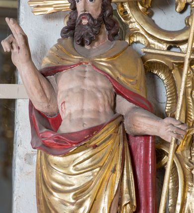 Zdjęcie nr 10: Nastawa ołtarzowa architektoniczna, jednoosiowa, jednokondygnacyjna ze zwieńczeniem, ustawiona na dwustrefowym cokole z wyodrębnionymi prostopadłościanami. Ołtarz kamienny, prostopadłościenny, w drewnianej obudowie. Mensa kamienna z marmurowym portatylem. Antepedium drewniane, w kształcie leżącego prostokąta, ujęte profilowaną ramą, z płaskorzeźbionym monogram IHS w glorii oraz fragmentami ornamentu roślinnego. Tabernakulum w formie prostopadłościennej skrzynki o wypukłym licu, flankowanej parą kolumienek na cokołach, ustawionych pod kątem, dźwigających woluty oraz gzyms przyjmujący formę łuku segmentowego nadwieszonego. Drzwiczki w kształcie stojącego prostokąta zamkniętego łukiem półkolistym, w opasce, z płaskorzeźbionym przedstawieniem baranka apokaliptycznego, leżącego na księdze, w glorii. Nastawa ujęta dwiema parami pilastrów dekorowanych rocaille&#039;em i stojącą pomiędzy nimi parą kolumn o kapitelach kompozytowych dźwigających pełne belkowanie, wyłamane na ich osi, przerwane pośrodku. Na belkowaniu ustawione dwa wazony. W polu centralnym głęboka wnęka w formie stojącego prostokąta zamkniętego łukiem półkolistym nadwieszonym z uskokiem, ujęta profilowaną ramą, z obrazem św. Małgorzaty w osobnej profilowanej ramie o kształcie stojącego prostokąta zamkniętego ornamentalnym łukiem. Ponad nią, w partii belkowania rokokowy kartusz z rytą koroną i liśćmi palmy, a poniżej prostokątna płycina z wotami. Pole flankowane figurami św. Jana Ewangelisty i Matki Boskiej stojącymi na ćwierćkolistych cokołach. Nastawa ujęta uszami utworzonymi z rocaille&#039;u. Zwieńczenie w formie stojącego prostokąta o wklęsłych bokach, ze spływami z uszakami po bokach, zamknięte gzymsem przyjmującym formę łuku segmentowego nadwieszonego z uskokiem, wyłamanego przy brzegach, dekorowanego rocaille&#039;em. W polu obraz św. Małgorzaty ujęty profilowaną ramą w kształcie stojącego prostokąta zamkniętego łukiem segmentowym nadwieszonym z uskokiem. 
Struktura marmoryzowana w kolorze beżowym; ornamentyka, profile i kolumny złocone.