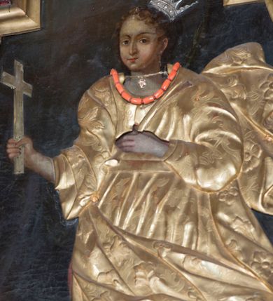 Zdjęcie nr 6: Nastawa ołtarzowa architektoniczna, jednoosiowa, jednokondygnacyjna ze zwieńczeniem, ustawiona na dwustrefowym cokole z wyodrębnionymi prostopadłościanami. Ołtarz kamienny, prostopadłościenny, w drewnianej obudowie. Mensa kamienna z marmurowym portatylem. Antepedium drewniane, w kształcie leżącego prostokąta, ujęte profilowaną ramą, z płaskorzeźbionym monogram IHS w glorii oraz fragmentami ornamentu roślinnego. Tabernakulum w formie prostopadłościennej skrzynki o wypukłym licu, flankowanej parą kolumienek na cokołach, ustawionych pod kątem, dźwigających woluty oraz gzyms przyjmujący formę łuku segmentowego nadwieszonego. Drzwiczki w kształcie stojącego prostokąta zamkniętego łukiem półkolistym, w opasce, z płaskorzeźbionym przedstawieniem baranka apokaliptycznego, leżącego na księdze, w glorii. Nastawa ujęta dwiema parami pilastrów dekorowanych rocaille'em i stojącą pomiędzy nimi parą kolumn o kapitelach kompozytowych dźwigających pełne belkowanie, wyłamane na ich osi, przerwane pośrodku. Na belkowaniu ustawione dwa wazony. W polu centralnym głęboka wnęka w formie stojącego prostokąta zamkniętego łukiem półkolistym nadwieszonym z uskokiem, ujęta profilowaną ramą, z obrazem św. Małgorzaty w osobnej profilowanej ramie o kształcie stojącego prostokąta zamkniętego ornamentalnym łukiem. Ponad nią, w partii belkowania rokokowy kartusz z rytą koroną i liśćmi palmy, a poniżej prostokątna płycina z wotami. Pole flankowane figurami św. Jana Ewangelisty i Matki Boskiej stojącymi na ćwierćkolistych cokołach. Nastawa ujęta uszami utworzonymi z rocaille'u. Zwieńczenie w formie stojącego prostokąta o wklęsłych bokach, ze spływami z uszakami po bokach, zamknięte gzymsem przyjmującym formę łuku segmentowego nadwieszonego z uskokiem, wyłamanego przy brzegach, dekorowanego rocaille'em. W polu obraz św. Małgorzaty ujęty profilowaną ramą w kształcie stojącego prostokąta zamkniętego łukiem segmentowym nadwieszonym z uskokiem. 
Struktura marmoryzowana w kolorze beżowym; ornamentyka, profile i kolumny złocone.