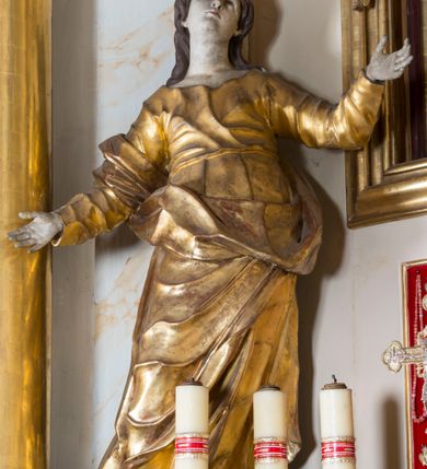 Zdjęcie nr 18: Nastawa ołtarzowa architektoniczna, jednoosiowa, jednokondygnacyjna ze zwieńczeniem, ustawiona na dwustrefowym cokole z wyodrębnionymi prostopadłościanami. Ołtarz kamienny, prostopadłościenny, w drewnianej obudowie. Mensa kamienna z marmurowym portatylem. Antepedium drewniane, w kształcie leżącego prostokąta, ujęte profilowaną ramą, z płaskorzeźbionym monogram IHS w glorii oraz fragmentami ornamentu roślinnego. Tabernakulum w formie prostopadłościennej skrzynki o wypukłym licu, flankowanej parą kolumienek na cokołach, ustawionych pod kątem, dźwigających woluty oraz gzyms przyjmujący formę łuku segmentowego nadwieszonego. Drzwiczki w kształcie stojącego prostokąta zamkniętego łukiem półkolistym, w opasce, z płaskorzeźbionym przedstawieniem baranka apokaliptycznego, leżącego na księdze, w glorii. Nastawa ujęta dwiema parami pilastrów dekorowanych rocaille&#039;em i stojącą pomiędzy nimi parą kolumn o kapitelach kompozytowych dźwigających pełne belkowanie, wyłamane na ich osi, przerwane pośrodku. Na belkowaniu ustawione dwa wazony. W polu centralnym głęboka wnęka w formie stojącego prostokąta zamkniętego łukiem półkolistym nadwieszonym z uskokiem, ujęta profilowaną ramą, z obrazem św. Małgorzaty w osobnej profilowanej ramie o kształcie stojącego prostokąta zamkniętego ornamentalnym łukiem. Ponad nią, w partii belkowania rokokowy kartusz z rytą koroną i liśćmi palmy, a poniżej prostokątna płycina z wotami. Pole flankowane figurami św. Jana Ewangelisty i Matki Boskiej stojącymi na ćwierćkolistych cokołach. Nastawa ujęta uszami utworzonymi z rocaille&#039;u. Zwieńczenie w formie stojącego prostokąta o wklęsłych bokach, ze spływami z uszakami po bokach, zamknięte gzymsem przyjmującym formę łuku segmentowego nadwieszonego z uskokiem, wyłamanego przy brzegach, dekorowanego rocaille&#039;em. W polu obraz św. Małgorzaty ujęty profilowaną ramą w kształcie stojącego prostokąta zamkniętego łukiem segmentowym nadwieszonym z uskokiem. 
Struktura marmoryzowana w kolorze beżowym; ornamentyka, profile i kolumny złocone.