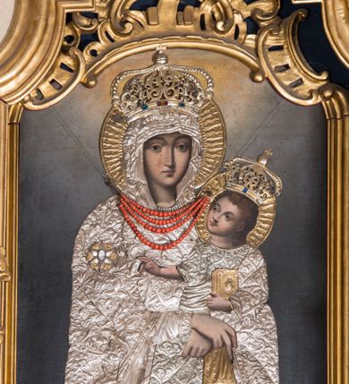 Zdjęcie nr 5: Nastawa ołtarzowa architektoniczna, jednoosiowa, jednokondygnacyjna ze zwieńczeniem, ustawiona na dwustrefowym cokole z wyodrębnionymi prostopadłościanami. Ołtarz kamienny, prostopadłościenny, w drewnianej obudowie. Mensa kamienna z marmurowym portatylem. Antepedium drewniane, w kształcie leżącego prostokąta, ujęte profilowaną ramą, z płaskorzeźbionym monogramem maryjnym oraz fragmentami ornamentu roślinnego. Tabernakulum w kształcie prostopadłościennej skrzynki o wypukłym licu, flankowanej parą kolumienek na cokołach, ustawionych pod kątem, dźwigających woluty oraz gzyms przyjmujący formę łuku segmentowego nadwieszonego. Drzwiczki w kształcie stojącego prostokąta zamkniętego łukiem półkolistym, w opasce, z płaskorzeźbionym przedstawieniem baranka apokaliptycznego, leżącego na księdze, w glorii. Nastawa ujęta dwiema parami pilastrów dekorowanych rocaille'em i stojącą pomiędzy nimi parą kolumn o kapitelach kompozytowych dźwigających pełne belkowanie, wyłamane na ich osi, przerwane pośrodku. Na belkowaniu ustawione dwa wazony. W polu centralnym głęboka wnęka w formie stojącego prostokąta zamkniętego łukiem półkolistym nadwieszonym z uskokiem, ujęta profilowaną ramą, z obrazem Matki Boskiej z Dzieciątkiem w osobnej profilowanej ramie o kształcie stojącego prostokąta zamkniętego ornamentalnym łukiem. Ponad nią, w partii belkowania rokokowy kartusz z rytym monogramem Marii, a poniżej prostokątna płycina z wotami. Pole flankowane dwiema figurami kobiet stojącymi na ćwierćkolistych cokołach. Nastawa ujęta uszami utworzonymi z rocaille'u. Zwieńczenie w formie stojącego prostokąta o wklęsłych bokach, ze spływami z uszakami po bokach, zamknięte gzymsem przyjmującym formę łuku segmentowego nadwieszonego z uskokiem, wyłamanego przy brzegach, dekorowanego rocaille'em. W polu obraz „Nauczanie Marii przez Joachima” ujęty profilowaną ramą w kształcie stojącego prostokąta zamkniętego łukiem segmentowym nadwieszonym z uskokiem. 
Struktura marmoryzowana w kolorze beżowym; ornamentyka, profile i kolumny złocone.