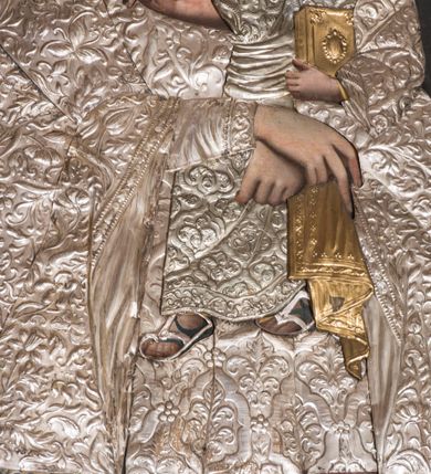 Zdjęcie nr 7: Nastawa ołtarzowa architektoniczna, jednoosiowa, jednokondygnacyjna ze zwieńczeniem, ustawiona na dwustrefowym cokole z wyodrębnionymi prostopadłościanami. Ołtarz kamienny, prostopadłościenny, w drewnianej obudowie. Mensa kamienna z marmurowym portatylem. Antepedium drewniane, w kształcie leżącego prostokąta, ujęte profilowaną ramą, z płaskorzeźbionym monogramem maryjnym oraz fragmentami ornamentu roślinnego. Tabernakulum w kształcie prostopadłościennej skrzynki o wypukłym licu, flankowanej parą kolumienek na cokołach, ustawionych pod kątem, dźwigających woluty oraz gzyms przyjmujący formę łuku segmentowego nadwieszonego. Drzwiczki w kształcie stojącego prostokąta zamkniętego łukiem półkolistym, w opasce, z płaskorzeźbionym przedstawieniem baranka apokaliptycznego, leżącego na księdze, w glorii. Nastawa ujęta dwiema parami pilastrów dekorowanych rocaille&#039;em i stojącą pomiędzy nimi parą kolumn o kapitelach kompozytowych dźwigających pełne belkowanie, wyłamane na ich osi, przerwane pośrodku. Na belkowaniu ustawione dwa wazony. W polu centralnym głęboka wnęka w formie stojącego prostokąta zamkniętego łukiem półkolistym nadwieszonym z uskokiem, ujęta profilowaną ramą, z obrazem Matki Boskiej z Dzieciątkiem w osobnej profilowanej ramie o kształcie stojącego prostokąta zamkniętego ornamentalnym łukiem. Ponad nią, w partii belkowania rokokowy kartusz z rytym monogramem Marii, a poniżej prostokątna płycina z wotami. Pole flankowane dwiema figurami kobiet stojącymi na ćwierćkolistych cokołach. Nastawa ujęta uszami utworzonymi z rocaille&#039;u. Zwieńczenie w formie stojącego prostokąta o wklęsłych bokach, ze spływami z uszakami po bokach, zamknięte gzymsem przyjmującym formę łuku segmentowego nadwieszonego z uskokiem, wyłamanego przy brzegach, dekorowanego rocaille&#039;em. W polu obraz „Nauczanie Marii przez Joachima” ujęty profilowaną ramą w kształcie stojącego prostokąta zamkniętego łukiem segmentowym nadwieszonym z uskokiem. 
Struktura marmoryzowana w kolorze beżowym; ornamentyka, profile i kolumny złocone.