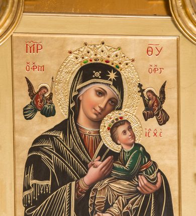 Zdjęcie nr 8: Nastawa ołtarzowa architektoniczna, jednoosiowa, jednokondygnacyjna ze zwieńczeniem, ustawiona na dwustrefowym cokole z wyodrębnionymi prostopadłościanami. Ołtarz kamienny, prostopadłościenny, w drewnianej obudowie. Mensa kamienna z marmurowym portatylem. Antepedium drewniane, w kształcie leżącego prostokąta, ujęte profilowaną ramą, z płaskorzeźbionym monogramem maryjnym oraz fragmentami ornamentu roślinnego. Tabernakulum w kształcie prostopadłościennej skrzynki o wypukłym licu, flankowanej parą kolumienek na cokołach, ustawionych pod kątem, dźwigających woluty oraz gzyms przyjmujący formę łuku segmentowego nadwieszonego. Drzwiczki w kształcie stojącego prostokąta zamkniętego łukiem półkolistym, w opasce, z płaskorzeźbionym przedstawieniem baranka apokaliptycznego, leżącego na księdze, w glorii. Nastawa ujęta dwiema parami pilastrów dekorowanych rocaille&#039;em i stojącą pomiędzy nimi parą kolumn o kapitelach kompozytowych dźwigających pełne belkowanie, wyłamane na ich osi, przerwane pośrodku. Na belkowaniu ustawione dwa wazony. W polu centralnym głęboka wnęka w formie stojącego prostokąta zamkniętego łukiem półkolistym nadwieszonym z uskokiem, ujęta profilowaną ramą, z obrazem Matki Boskiej z Dzieciątkiem w osobnej profilowanej ramie o kształcie stojącego prostokąta zamkniętego ornamentalnym łukiem. Ponad nią, w partii belkowania rokokowy kartusz z rytym monogramem Marii, a poniżej prostokątna płycina z wotami. Pole flankowane dwiema figurami kobiet stojącymi na ćwierćkolistych cokołach. Nastawa ujęta uszami utworzonymi z rocaille&#039;u. Zwieńczenie w formie stojącego prostokąta o wklęsłych bokach, ze spływami z uszakami po bokach, zamknięte gzymsem przyjmującym formę łuku segmentowego nadwieszonego z uskokiem, wyłamanego przy brzegach, dekorowanego rocaille&#039;em. W polu obraz „Nauczanie Marii przez Joachima” ujęty profilowaną ramą w kształcie stojącego prostokąta zamkniętego łukiem segmentowym nadwieszonym z uskokiem. 
Struktura marmoryzowana w kolorze beżowym; ornamentyka, profile i kolumny złocone.