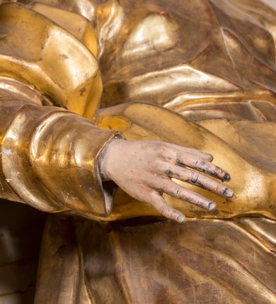 Zdjęcie nr 12: Nastawa ołtarzowa architektoniczna, jednoosiowa, jednokondygnacyjna ze zwieńczeniem, ustawiona na dwustrefowym cokole z wyodrębnionymi prostopadłościanami. Ołtarz kamienny, prostopadłościenny, w drewnianej obudowie. Mensa kamienna z marmurowym portatylem. Antepedium drewniane, w kształcie leżącego prostokąta, ujęte profilowaną ramą, z płaskorzeźbionym monogramem maryjnym oraz fragmentami ornamentu roślinnego. Tabernakulum w kształcie prostopadłościennej skrzynki o wypukłym licu, flankowanej parą kolumienek na cokołach, ustawionych pod kątem, dźwigających woluty oraz gzyms przyjmujący formę łuku segmentowego nadwieszonego. Drzwiczki w kształcie stojącego prostokąta zamkniętego łukiem półkolistym, w opasce, z płaskorzeźbionym przedstawieniem baranka apokaliptycznego, leżącego na księdze, w glorii. Nastawa ujęta dwiema parami pilastrów dekorowanych rocaille'em i stojącą pomiędzy nimi parą kolumn o kapitelach kompozytowych dźwigających pełne belkowanie, wyłamane na ich osi, przerwane pośrodku. Na belkowaniu ustawione dwa wazony. W polu centralnym głęboka wnęka w formie stojącego prostokąta zamkniętego łukiem półkolistym nadwieszonym z uskokiem, ujęta profilowaną ramą, z obrazem Matki Boskiej z Dzieciątkiem w osobnej profilowanej ramie o kształcie stojącego prostokąta zamkniętego ornamentalnym łukiem. Ponad nią, w partii belkowania rokokowy kartusz z rytym monogramem Marii, a poniżej prostokątna płycina z wotami. Pole flankowane dwiema figurami kobiet stojącymi na ćwierćkolistych cokołach. Nastawa ujęta uszami utworzonymi z rocaille'u. Zwieńczenie w formie stojącego prostokąta o wklęsłych bokach, ze spływami z uszakami po bokach, zamknięte gzymsem przyjmującym formę łuku segmentowego nadwieszonego z uskokiem, wyłamanego przy brzegach, dekorowanego rocaille'em. W polu obraz „Nauczanie Marii przez Joachima” ujęty profilowaną ramą w kształcie stojącego prostokąta zamkniętego łukiem segmentowym nadwieszonym z uskokiem. 
Struktura marmoryzowana w kolorze beżowym; ornamentyka, profile i kolumny złocone.