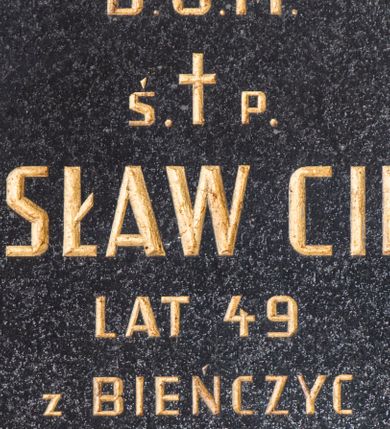 Zdjęcie nr 1: Epitafium w formie prostej tablicy o kształcie leżącego prostokąta ze złoconą inskrypcją „D(EO) O(PTIMO) M(AXIMO) / Ś(WIĘTEJ) P(AMIĘCI)/ WŁADYSŁAW CIEPIELA / LAT 49 / z BIEŃCZYC / ZMARŁ TRAGICZNIE 25.VIII.1973 / w RACIBOROWICACH NR 15 / PROSZĄ O WSPARCIE MODLITWĄ / RODZICE”. 