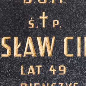 Zdjęcie nr 1: Epitafium w formie prostej tablicy o kształcie leżącego prostokąta ze złoconą inskrypcją „D(EO) O(PTIMO) M(AXIMO) / Ś(WIĘTEJ) P(AMIĘCI)/ WŁADYSŁAW CIEPIELA / LAT 49 / z BIEŃCZYC / ZMARŁ TRAGICZNIE 25.VIII.1973 / w RACIBOROWICACH NR 15 / PROSZĄ O WSPARCIE MODLITWĄ / RODZICE”. 