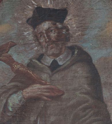 Zdjęcie nr 1: Obraz w formie stojącego prostokąta o ściętych narożach z przedstawieniem św. Jana Nepomucena. Święty ukazany w całej postaci, zwrócony w trzech czwartych w prawo, z przechyloną głową. Prawą dłoń, w której trzyma krucyfiks, kładzie na piersi, lewą wyciąga w bok, w dłoni trzyma liść palmy. Twarz ma pociągłą, o migdałowatych oczach skierowanych w górę, długim nosie i małych, pełnych ustach, okoloną siwą brodą i włosami. Wokół głowy ma nimb otwarty. Ubrany jest w czarną sutannę, białą komżę oraz almucję, na głowie ma czarny biret. Święty przedstawiony jest na tle pejzażu, gdzie w lewej części, w oddali ukazana jest scena zrzucenia go z mostu do rzeki Wełtawy. 