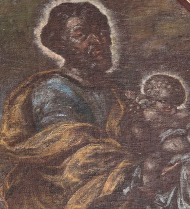 Zdjęcie nr 1: Obraz w formie stojącego prostokąta o ściętych narożach z przedstawieniem św. Józefa z Dzieciątkiem. W centrum święty ukazany w całej postaci, zwrócony w trzech czwartych w lewo, w kontrapoście, obiema rękami podtrzymuje Dzieciątko. Twarz ma pociągłą, o starczych rysach, półprzymkniętych oczach, małym, garbatym nosie i pełnych ustach, okoloną krótką, gęstą brodą oraz siwymi, krótkimi włosami. Wokół głowy ma nimb. Ubrany jest w niebieską tunikę oraz silnie drapowany, żółty płaszcz. Dzieciątko w pozycji siedzącej, ukazane frontalnie, z głową skierowaną w lewo i rączkami rozłożonymi na boki. Twarz ma pełną, o małych oczach skierowanych w dół, zadartym nosie i pełnych ustach, okoloną krótkimi, kręconymi włosami, a wokół niej nimb. Dzieciątko przesłonięte pieluszką w partii podbrzusza. Postacie ukazane na tle pejzażu. 