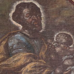 Zdjęcie nr 1: Obraz w formie stojącego prostokąta o ściętych narożach z przedstawieniem św. Józefa z Dzieciątkiem. W centrum święty ukazany w całej postaci, zwrócony w trzech czwartych w lewo, w kontrapoście, obiema rękami podtrzymuje Dzieciątko. Twarz ma pociągłą, o starczych rysach, półprzymkniętych oczach, małym, garbatym nosie i pełnych ustach, okoloną krótką, gęstą brodą oraz siwymi, krótkimi włosami. Wokół głowy ma nimb. Ubrany jest w niebieską tunikę oraz silnie drapowany, żółty płaszcz. Dzieciątko w pozycji siedzącej, ukazane frontalnie, z głową skierowaną w lewo i rączkami rozłożonymi na boki. Twarz ma pełną, o małych oczach skierowanych w dół, zadartym nosie i pełnych ustach, okoloną krótkimi, kręconymi włosami, a wokół niej nimb. Dzieciątko przesłonięte pieluszką w partii podbrzusza. Postacie ukazane na tle pejzażu. 