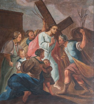 Zdjęcie nr 1: Obrazy w formie stojącego prostokąta, w profilowanej ramie, ujęte od góry i dołu dwiema parami wolutowo skręconych liści akantu, zwieńczone tabliczką z numerem stacji i krzyżykiem. Kompozycje wielofigurowe, postacie w ekspresyjnych pozach zgrupowane w centrum przedstawień, ukazane głównie na tle pejzażu. Chrystus jest każdorazowo wyodrębniony spośród nich, ubrany w jasnoniebieską tunikę i czerwony płaszcz lub w białe perizonium, z koroną cierniową na głowie. 