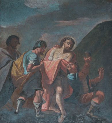 Zdjęcie nr 5: Obrazy w formie stojącego prostokąta, w profilowanej ramie, ujęte od góry i dołu dwiema parami wolutowo skręconych liści akantu, zwieńczone tabliczką z numerem stacji i krzyżykiem. Kompozycje wielofigurowe, postacie w ekspresyjnych pozach zgrupowane w centrum przedstawień, ukazane głównie na tle pejzażu. Chrystus jest każdorazowo wyodrębniony spośród nich, ubrany w jasnoniebieską tunikę i czerwony płaszcz lub w białe perizonium, z koroną cierniową na głowie. 