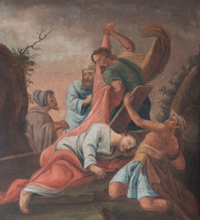 Zdjęcie nr 3: Obrazy w formie stojącego prostokąta, w profilowanej ramie, ujęte od góry i dołu dwiema parami wolutowo skręconych liści akantu, zwieńczone tabliczką z numerem stacji i krzyżykiem. Kompozycje wielofigurowe, postacie w ekspresyjnych pozach zgrupowane w centrum przedstawień, ukazane głównie na tle pejzażu. Chrystus jest każdorazowo wyodrębniony spośród nich, ubrany w jasnoniebieską tunikę i czerwony płaszcz lub w białe perizonium, z koroną cierniową na głowie. 