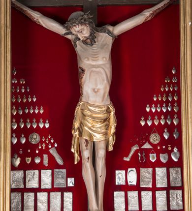 Zdjęcie nr 6: Nastawa architektoniczna, trójosiowa, jednokondygnacyjna ze zwieńczeniem, ustawiona na dwustrefowym cokole, z wyodrębnionymi dwoma prostopadłościanami. Ołtarz prostopadłościenny, z drewnianą mensą. Antepedium ujęte profilowaną ramą z monogramem IHS w polu. 
Osie nastawy wydzielone dwiema parami pilastrów oraz stojącymi przed środkową parą dwiema kolumnami ustawionymi na wydzielonych cokołach. Podpory podtrzymują wyłamujące się ponad nimi belkowanie z mocno wysuniętym gzymsem oraz fragmenty przerwanego przyczółka. Niemal całe pole środkowe wypełnia wnęka w formie stojącego prostokąta zamkniętego łukiem odcinkowym nadwieszonym, ujęta profilowaną ramą, z figurą Chrystusa Ukrzyżowanego. Nad nią rokokowy kartusz z monogramem IHS w polu. Pod nią, w partii predelli, scena z przypowieści o siewcy oraz Umywanie nóg. Na osiach bocznych po dwie arkady w dwóch rzędach ze scenami z życia św. Małgorzaty. Kondygnacja ujęta uszami utworzonymi z rocaille'u. Zwieńczenie w formie kwadratu, flankowane pilastrami przechodzącymi w woluty spływające na belkowanie, zamknięte dwoma odcinkami falowanego gzymsu, zamkniętego szczytem z rocaille'u. W polu, na tle prześwitu oko Opatrzności w otoku z obłoków i uskrzydlonych główek anielskich na tle glorii promienistej. Ołtarz flankowany wysokimi, wolno stojącymi postumentami z figurami św. Piotra i św. Pawła. Struktura polichromowana w odcieniach beżu. W partiach pól antepedium, cokołów, trzonów pilastrów i fryzu retabulum marmoryzacja w odcieniach beżu i brązu; kolumny, profile i ornamentyka złocone, detale srebrzone.  Z tyłu ołtarza tabliczka z napisem: „odnowienie kościoła r(oku) 1882 / z(acnie) w(ielmożnego) x(iędza) proboszcza i. Przybysia / w(ielmożnego) p(ana) Klaeskiego oraz szanownych […] i […] wykonawca tego malowania kościoła Jan Dutkiewicz / wraz czeladzią, Karol Jachimowicz i / Karol Dutkiewicz”.