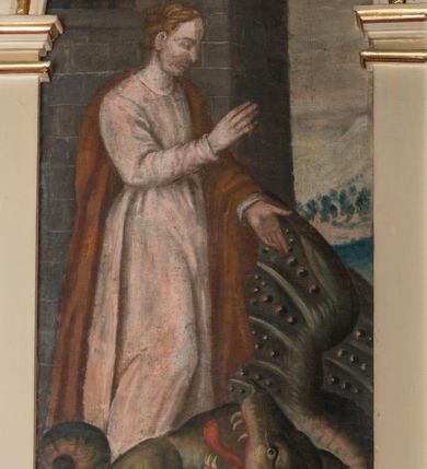 Zdjęcie nr 25: Nastawa architektoniczna, trójosiowa, jednokondygnacyjna ze zwieńczeniem, ustawiona na dwustrefowym cokole, z wyodrębnionymi dwoma prostopadłościanami. Ołtarz prostopadłościenny, z drewnianą mensą. Antepedium ujęte profilowaną ramą z monogramem IHS w polu. 
Osie nastawy wydzielone dwiema parami pilastrów oraz stojącymi przed środkową parą dwiema kolumnami ustawionymi na wydzielonych cokołach. Podpory podtrzymują wyłamujące się ponad nimi belkowanie z mocno wysuniętym gzymsem oraz fragmenty przerwanego przyczółka. Niemal całe pole środkowe wypełnia wnęka w formie stojącego prostokąta zamkniętego łukiem odcinkowym nadwieszonym, ujęta profilowaną ramą, z figurą Chrystusa Ukrzyżowanego. Nad nią rokokowy kartusz z monogramem IHS w polu. Pod nią, w partii predelli, scena z przypowieści o siewcy oraz Umywanie nóg. Na osiach bocznych po dwie arkady w dwóch rzędach ze scenami z życia św. Małgorzaty. Kondygnacja ujęta uszami utworzonymi z rocaille&#039;u. Zwieńczenie w formie kwadratu, flankowane pilastrami przechodzącymi w woluty spływające na belkowanie, zamknięte dwoma odcinkami falowanego gzymsu, zamkniętego szczytem z rocaille&#039;u. W polu, na tle prześwitu oko Opatrzności w otoku z obłoków i uskrzydlonych główek anielskich na tle glorii promienistej. Ołtarz flankowany wysokimi, wolno stojącymi postumentami z figurami św. Piotra i św. Pawła. Struktura polichromowana w odcieniach beżu. W partiach pól antepedium, cokołów, trzonów pilastrów i fryzu retabulum marmoryzacja w odcieniach beżu i brązu; kolumny, profile i ornamentyka złocone, detale srebrzone.  Z tyłu ołtarza tabliczka z napisem: „odnowienie kościoła r(oku) 1882 / z(acnie) w(ielmożnego) x(iędza) proboszcza i. Przybysia / w(ielmożnego) p(ana) Klaeskiego oraz szanownych […] i […] wykonawca tego malowania kościoła Jan Dutkiewicz / wraz czeladzią, Karol Jachimowicz i / Karol Dutkiewicz”.