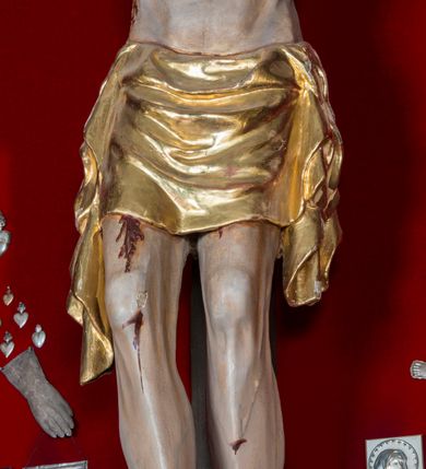 Zdjęcie nr 11: Nastawa architektoniczna, trójosiowa, jednokondygnacyjna ze zwieńczeniem, ustawiona na dwustrefowym cokole, z wyodrębnionymi dwoma prostopadłościanami. Ołtarz prostopadłościenny, z drewnianą mensą. Antepedium ujęte profilowaną ramą z monogramem IHS w polu. 
Osie nastawy wydzielone dwiema parami pilastrów oraz stojącymi przed środkową parą dwiema kolumnami ustawionymi na wydzielonych cokołach. Podpory podtrzymują wyłamujące się ponad nimi belkowanie z mocno wysuniętym gzymsem oraz fragmenty przerwanego przyczółka. Niemal całe pole środkowe wypełnia wnęka w formie stojącego prostokąta zamkniętego łukiem odcinkowym nadwieszonym, ujęta profilowaną ramą, z figurą Chrystusa Ukrzyżowanego. Nad nią rokokowy kartusz z monogramem IHS w polu. Pod nią, w partii predelli, scena z przypowieści o siewcy oraz Umywanie nóg. Na osiach bocznych po dwie arkady w dwóch rzędach ze scenami z życia św. Małgorzaty. Kondygnacja ujęta uszami utworzonymi z rocaille&#039;u. Zwieńczenie w formie kwadratu, flankowane pilastrami przechodzącymi w woluty spływające na belkowanie, zamknięte dwoma odcinkami falowanego gzymsu, zamkniętego szczytem z rocaille&#039;u. W polu, na tle prześwitu oko Opatrzności w otoku z obłoków i uskrzydlonych główek anielskich na tle glorii promienistej. Ołtarz flankowany wysokimi, wolno stojącymi postumentami z figurami św. Piotra i św. Pawła. Struktura polichromowana w odcieniach beżu. W partiach pól antepedium, cokołów, trzonów pilastrów i fryzu retabulum marmoryzacja w odcieniach beżu i brązu; kolumny, profile i ornamentyka złocone, detale srebrzone.  Z tyłu ołtarza tabliczka z napisem: „odnowienie kościoła r(oku) 1882 / z(acnie) w(ielmożnego) x(iędza) proboszcza i. Przybysia / w(ielmożnego) p(ana) Klaeskiego oraz szanownych […] i […] wykonawca tego malowania kościoła Jan Dutkiewicz / wraz czeladzią, Karol Jachimowicz i / Karol Dutkiewicz”.