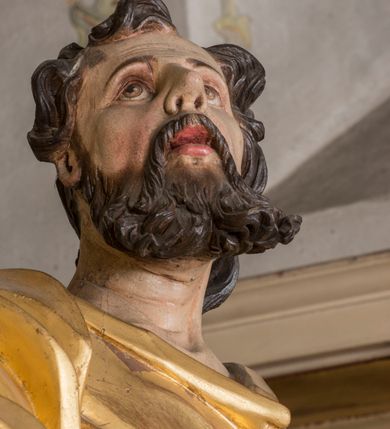 Zdjęcie nr 21: Nastawa architektoniczna, trójosiowa, jednokondygnacyjna ze zwieńczeniem, ustawiona na dwustrefowym cokole, z wyodrębnionymi dwoma prostopadłościanami. Ołtarz prostopadłościenny, z drewnianą mensą. Antepedium ujęte profilowaną ramą z monogramem IHS w polu. 
Osie nastawy wydzielone dwiema parami pilastrów oraz stojącymi przed środkową parą dwiema kolumnami ustawionymi na wydzielonych cokołach. Podpory podtrzymują wyłamujące się ponad nimi belkowanie z mocno wysuniętym gzymsem oraz fragmenty przerwanego przyczółka. Niemal całe pole środkowe wypełnia wnęka w formie stojącego prostokąta zamkniętego łukiem odcinkowym nadwieszonym, ujęta profilowaną ramą, z figurą Chrystusa Ukrzyżowanego. Nad nią rokokowy kartusz z monogramem IHS w polu. Pod nią, w partii predelli, scena z przypowieści o siewcy oraz Umywanie nóg. Na osiach bocznych po dwie arkady w dwóch rzędach ze scenami z życia św. Małgorzaty. Kondygnacja ujęta uszami utworzonymi z rocaille'u. Zwieńczenie w formie kwadratu, flankowane pilastrami przechodzącymi w woluty spływające na belkowanie, zamknięte dwoma odcinkami falowanego gzymsu, zamkniętego szczytem z rocaille'u. W polu, na tle prześwitu oko Opatrzności w otoku z obłoków i uskrzydlonych główek anielskich na tle glorii promienistej. Ołtarz flankowany wysokimi, wolno stojącymi postumentami z figurami św. Piotra i św. Pawła. Struktura polichromowana w odcieniach beżu. W partiach pól antepedium, cokołów, trzonów pilastrów i fryzu retabulum marmoryzacja w odcieniach beżu i brązu; kolumny, profile i ornamentyka złocone, detale srebrzone.  Z tyłu ołtarza tabliczka z napisem: „odnowienie kościoła r(oku) 1882 / z(acnie) w(ielmożnego) x(iędza) proboszcza i. Przybysia / w(ielmożnego) p(ana) Klaeskiego oraz szanownych […] i […] wykonawca tego malowania kościoła Jan Dutkiewicz / wraz czeladzią, Karol Jachimowicz i / Karol Dutkiewicz”.