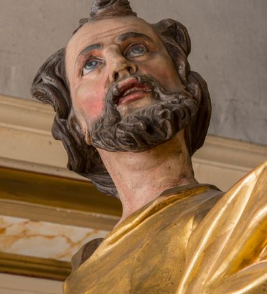 Zdjęcie nr 23: Nastawa architektoniczna, trójosiowa, jednokondygnacyjna ze zwieńczeniem, ustawiona na dwustrefowym cokole, z wyodrębnionymi dwoma prostopadłościanami. Ołtarz prostopadłościenny, z drewnianą mensą. Antepedium ujęte profilowaną ramą z monogramem IHS w polu. 
Osie nastawy wydzielone dwiema parami pilastrów oraz stojącymi przed środkową parą dwiema kolumnami ustawionymi na wydzielonych cokołach. Podpory podtrzymują wyłamujące się ponad nimi belkowanie z mocno wysuniętym gzymsem oraz fragmenty przerwanego przyczółka. Niemal całe pole środkowe wypełnia wnęka w formie stojącego prostokąta zamkniętego łukiem odcinkowym nadwieszonym, ujęta profilowaną ramą, z figurą Chrystusa Ukrzyżowanego. Nad nią rokokowy kartusz z monogramem IHS w polu. Pod nią, w partii predelli, scena z przypowieści o siewcy oraz Umywanie nóg. Na osiach bocznych po dwie arkady w dwóch rzędach ze scenami z życia św. Małgorzaty. Kondygnacja ujęta uszami utworzonymi z rocaille&#039;u. Zwieńczenie w formie kwadratu, flankowane pilastrami przechodzącymi w woluty spływające na belkowanie, zamknięte dwoma odcinkami falowanego gzymsu, zamkniętego szczytem z rocaille&#039;u. W polu, na tle prześwitu oko Opatrzności w otoku z obłoków i uskrzydlonych główek anielskich na tle glorii promienistej. Ołtarz flankowany wysokimi, wolno stojącymi postumentami z figurami św. Piotra i św. Pawła. Struktura polichromowana w odcieniach beżu. W partiach pól antepedium, cokołów, trzonów pilastrów i fryzu retabulum marmoryzacja w odcieniach beżu i brązu; kolumny, profile i ornamentyka złocone, detale srebrzone.  Z tyłu ołtarza tabliczka z napisem: „odnowienie kościoła r(oku) 1882 / z(acnie) w(ielmożnego) x(iędza) proboszcza i. Przybysia / w(ielmożnego) p(ana) Klaeskiego oraz szanownych […] i […] wykonawca tego malowania kościoła Jan Dutkiewicz / wraz czeladzią, Karol Jachimowicz i / Karol Dutkiewicz”.