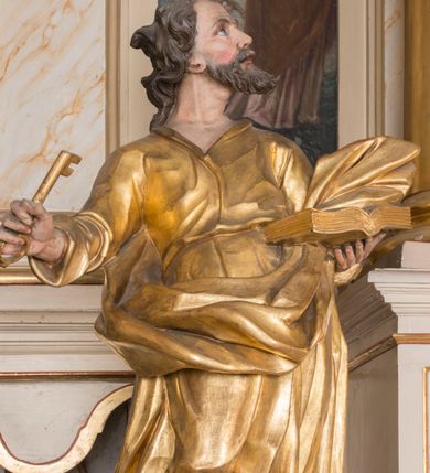 Zdjęcie nr 16: Nastawa architektoniczna, trójosiowa, jednokondygnacyjna ze zwieńczeniem, ustawiona na dwustrefowym cokole, z wyodrębnionymi dwoma prostopadłościanami. Ołtarz prostopadłościenny, z drewnianą mensą. Antepedium ujęte profilowaną ramą z monogramem IHS w polu. 
Osie nastawy wydzielone dwiema parami pilastrów oraz stojącymi przed środkową parą dwiema kolumnami ustawionymi na wydzielonych cokołach. Podpory podtrzymują wyłamujące się ponad nimi belkowanie z mocno wysuniętym gzymsem oraz fragmenty przerwanego przyczółka. Niemal całe pole środkowe wypełnia wnęka w formie stojącego prostokąta zamkniętego łukiem odcinkowym nadwieszonym, ujęta profilowaną ramą, z figurą Chrystusa Ukrzyżowanego. Nad nią rokokowy kartusz z monogramem IHS w polu. Pod nią, w partii predelli, scena z przypowieści o siewcy oraz Umywanie nóg. Na osiach bocznych po dwie arkady w dwóch rzędach ze scenami z życia św. Małgorzaty. Kondygnacja ujęta uszami utworzonymi z rocaille'u. Zwieńczenie w formie kwadratu, flankowane pilastrami przechodzącymi w woluty spływające na belkowanie, zamknięte dwoma odcinkami falowanego gzymsu, zamkniętego szczytem z rocaille'u. W polu, na tle prześwitu oko Opatrzności w otoku z obłoków i uskrzydlonych główek anielskich na tle glorii promienistej. Ołtarz flankowany wysokimi, wolno stojącymi postumentami z figurami św. Piotra i św. Pawła. Struktura polichromowana w odcieniach beżu. W partiach pól antepedium, cokołów, trzonów pilastrów i fryzu retabulum marmoryzacja w odcieniach beżu i brązu; kolumny, profile i ornamentyka złocone, detale srebrzone.  Z tyłu ołtarza tabliczka z napisem: „odnowienie kościoła r(oku) 1882 / z(acnie) w(ielmożnego) x(iędza) proboszcza i. Przybysia / w(ielmożnego) p(ana) Klaeskiego oraz szanownych […] i […] wykonawca tego malowania kościoła Jan Dutkiewicz / wraz czeladzią, Karol Jachimowicz i / Karol Dutkiewicz”.