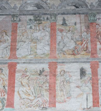 Zdjęcie nr 11: W górnej części ściany północnej nawy dwustrefowy cykl ze scenami z życia i męki Chrystusa. Sceny w iluzjonistycznych obramieniach, w dwóch pasach, utworzonych z szarych cokołów z czerwonymi kolumienkami wydzielającymi kwatery. Górny pas na każdej osi zwieńczony jest szarym, półkolistym tympanonem, dekorowanym ornamentem roślinnym. Sceny w górnym pasie, od lewej: Zwiastowanie, Małżeństwo Marii z Józefem, Pokłon trzech króli, Nauczanie, Wjazd do Jerozolimy, Wypędzenie przekupniów ze świątyni, Ostatnia Wieczerza, Umywanie nóg, Modlitwa w Ogrójcu, Pojmanie i pocałunek Judasza, Jezus u Annasza, Naigrywanie, Jezus przed Piłatem. Sceny w dolnym pasie, od lewej: Zaparcie się św. Piotra, Biczowanie, Judasz oddaje 30 srebrników, Ecce Homo, Umywanie rąk przez Piłata, Droga krzyżowa, Przybicie do krzyża, Ukrzyżowanie, Zdjęcie z krzyża, Złożenie do grobu, Zmartwychwstanie, Noli me tangere (?). Kompozycje scen wielofigurowe, ukazane na tle pejzażu, czasem z widoczną w tle architekturą. Postacie malowane w sposób uproszony i płaszczyznowy, obwiedzione są czarnym konturem, wypełnionym plamą barwną. Po lewej stronie ściany tęczowej przedstawienie Sądu Ostatecznego, częściowo przesłonięte przez ołtarz. W centrum postać tronującego Chrystusa, ukazanego frontalnie, z ugiętą i uniesioną prawą ręką w geście błogosławieństwa, obie stopy opiera na globie. Ubrany jest w czerwony płaszcz, obok jego głowy miecz. Ukazany jest pośród obłoków. Po jego lewej klęczący anioł z rękami złożonymi w geście modlitwy i nadlatujący anioł dmący w trąbę. W prezbiterium wszystkie wysklepki sklepienia pokryte są polichromią, tworzącą z wzoru lilii heraldycznych obramienia, których pola wypełnione są fantazyjną wicią roślinną z kwiatami i ptakami. Wokół otworów okiennych prezbiterium i nawy namalowane są obramienia utworzone z wici roślinnej o regularnie skręconych kwiatach. Otwór tęczowy po wewnętrznej stronie posiada malowidła przedstawiające wić roślinną z dużymi kielichami niebieskich kwiatów. W nawie głównej wzdłuż krawędzi otworu tęczowego namalowano wić roślinną skręconą wokół gałązki. W nawie fryz podstropowy wzdłuż trzech ścian (oprócz północnej), z przedstawieniem wici roślinnej z fantazyjnymi kwiatami i ptakami, o regularnym przebiegu. 

