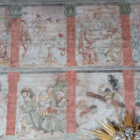 Zdjęcie nr 1: W górnej części ściany północnej nawy dwustrefowy cykl ze scenami z życia i męki Chrystusa. Sceny w iluzjonistycznych obramieniach, w dwóch pasach, utworzonych z szarych cokołów z czerwonymi kolumienkami wydzielającymi kwatery. Górny pas na każdej osi zwieńczony jest szarym, półkolistym tympanonem, dekorowanym ornamentem roślinnym. Sceny w górnym pasie, od lewej: Zwiastowanie, Małżeństwo Marii z Józefem, Pokłon trzech króli, Nauczanie, Wjazd do Jerozolimy, Wypędzenie przekupniów ze świątyni, Ostatnia Wieczerza, Umywanie nóg, Modlitwa w Ogrójcu, Pojmanie i pocałunek Judasza, Jezus u Annasza, Naigrywanie, Jezus przed Piłatem. Sceny w dolnym pasie, od lewej: Zaparcie się św. Piotra, Biczowanie, Judasz oddaje 30 srebrników, Ecce Homo, Umywanie rąk przez Piłata, Droga krzyżowa, Przybicie do krzyża, Ukrzyżowanie, Zdjęcie z krzyża, Złożenie do grobu, Zmartwychwstanie, Noli me tangere (?). Kompozycje scen wielofigurowe, ukazane na tle pejzażu, czasem z widoczną w tle architekturą. Postacie malowane w sposób uproszony i płaszczyznowy, obwiedzione są czarnym konturem, wypełnionym plamą barwną. Po lewej stronie ściany tęczowej przedstawienie Sądu Ostatecznego, częściowo przesłonięte przez ołtarz. W centrum postać tronującego Chrystusa, ukazanego frontalnie, z ugiętą i uniesioną prawą ręką w geście błogosławieństwa, obie stopy opiera na globie. Ubrany jest w czerwony płaszcz, obok jego głowy miecz. Ukazany jest pośród obłoków. Po jego lewej klęczący anioł z rękami złożonymi w geście modlitwy i nadlatujący anioł dmący w trąbę. W prezbiterium wszystkie wysklepki sklepienia pokryte są polichromią, tworzącą z wzoru lilii heraldycznych obramienia, których pola wypełnione są fantazyjną wicią roślinną z kwiatami i ptakami. Wokół otworów okiennych prezbiterium i nawy namalowane są obramienia utworzone z wici roślinnej o regularnie skręconych kwiatach. Otwór tęczowy po wewnętrznej stronie posiada malowidła przedstawiające wić roślinną z dużymi kielichami niebieskich kwiatów. W nawie głównej wzdłuż krawędzi otworu tęczowego namalowano wić roślinną skręconą wokół gałązki. W nawie fryz podstropowy wzdłuż trzech ścian (oprócz północnej), z przedstawieniem wici roślinnej z fantazyjnymi kwiatami i ptakami, o regularnym przebiegu. 

