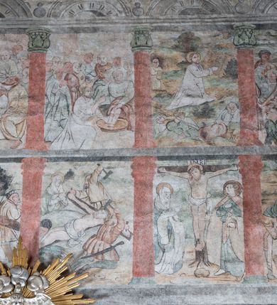 Zdjęcie nr 3: W górnej części ściany północnej nawy dwustrefowy cykl ze scenami z życia i męki Chrystusa. Sceny w iluzjonistycznych obramieniach, w dwóch pasach, utworzonych z szarych cokołów z czerwonymi kolumienkami wydzielającymi kwatery. Górny pas na każdej osi zwieńczony jest szarym, półkolistym tympanonem, dekorowanym ornamentem roślinnym. Sceny w górnym pasie, od lewej: Zwiastowanie, Małżeństwo Marii z Józefem, Pokłon trzech króli, Nauczanie, Wjazd do Jerozolimy, Wypędzenie przekupniów ze świątyni, Ostatnia Wieczerza, Umywanie nóg, Modlitwa w Ogrójcu, Pojmanie i pocałunek Judasza, Jezus u Annasza, Naigrywanie, Jezus przed Piłatem. Sceny w dolnym pasie, od lewej: Zaparcie się św. Piotra, Biczowanie, Judasz oddaje 30 srebrników, Ecce Homo, Umywanie rąk przez Piłata, Droga krzyżowa, Przybicie do krzyża, Ukrzyżowanie, Zdjęcie z krzyża, Złożenie do grobu, Zmartwychwstanie, Noli me tangere (?). Kompozycje scen wielofigurowe, ukazane na tle pejzażu, czasem z widoczną w tle architekturą. Postacie malowane w sposób uproszony i płaszczyznowy, obwiedzione są czarnym konturem, wypełnionym plamą barwną. Po lewej stronie ściany tęczowej przedstawienie Sądu Ostatecznego, częściowo przesłonięte przez ołtarz. W centrum postać tronującego Chrystusa, ukazanego frontalnie, z ugiętą i uniesioną prawą ręką w geście błogosławieństwa, obie stopy opiera na globie. Ubrany jest w czerwony płaszcz, obok jego głowy miecz. Ukazany jest pośród obłoków. Po jego lewej klęczący anioł z rękami złożonymi w geście modlitwy i nadlatujący anioł dmący w trąbę. W prezbiterium wszystkie wysklepki sklepienia pokryte są polichromią, tworzącą z wzoru lilii heraldycznych obramienia, których pola wypełnione są fantazyjną wicią roślinną z kwiatami i ptakami. Wokół otworów okiennych prezbiterium i nawy namalowane są obramienia utworzone z wici roślinnej o regularnie skręconych kwiatach. Otwór tęczowy po wewnętrznej stronie posiada malowidła przedstawiające wić roślinną z dużymi kielichami niebieskich kwiatów. W nawie głównej wzdłuż krawędzi otworu tęczowego namalowano wić roślinną skręconą wokół gałązki. W nawie fryz podstropowy wzdłuż trzech ścian (oprócz północnej), z przedstawieniem wici roślinnej z fantazyjnymi kwiatami i ptakami, o regularnym przebiegu. 

