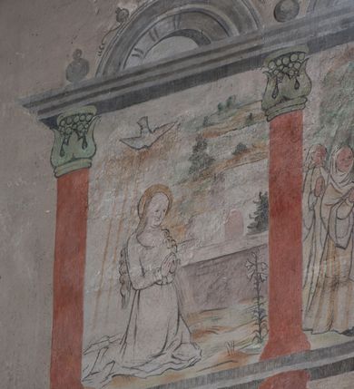 Zdjęcie nr 5: W górnej części ściany północnej nawy dwustrefowy cykl ze scenami z życia i męki Chrystusa. Sceny w iluzjonistycznych obramieniach, w dwóch pasach, utworzonych z szarych cokołów z czerwonymi kolumienkami wydzielającymi kwatery. Górny pas na każdej osi zwieńczony jest szarym, półkolistym tympanonem, dekorowanym ornamentem roślinnym. Sceny w górnym pasie, od lewej: Zwiastowanie, Małżeństwo Marii z Józefem, Pokłon trzech króli, Nauczanie, Wjazd do Jerozolimy, Wypędzenie przekupniów ze świątyni, Ostatnia Wieczerza, Umywanie nóg, Modlitwa w Ogrójcu, Pojmanie i pocałunek Judasza, Jezus u Annasza, Naigrywanie, Jezus przed Piłatem. Sceny w dolnym pasie, od lewej: Zaparcie się św. Piotra, Biczowanie, Judasz oddaje 30 srebrników, Ecce Homo, Umywanie rąk przez Piłata, Droga krzyżowa, Przybicie do krzyża, Ukrzyżowanie, Zdjęcie z krzyża, Złożenie do grobu, Zmartwychwstanie, Noli me tangere (?). Kompozycje scen wielofigurowe, ukazane na tle pejzażu, czasem z widoczną w tle architekturą. Postacie malowane w sposób uproszony i płaszczyznowy, obwiedzione są czarnym konturem, wypełnionym plamą barwną. Po lewej stronie ściany tęczowej przedstawienie Sądu Ostatecznego, częściowo przesłonięte przez ołtarz. W centrum postać tronującego Chrystusa, ukazanego frontalnie, z ugiętą i uniesioną prawą ręką w geście błogosławieństwa, obie stopy opiera na globie. Ubrany jest w czerwony płaszcz, obok jego głowy miecz. Ukazany jest pośród obłoków. Po jego lewej klęczący anioł z rękami złożonymi w geście modlitwy i nadlatujący anioł dmący w trąbę. W prezbiterium wszystkie wysklepki sklepienia pokryte są polichromią, tworzącą z wzoru lilii heraldycznych obramienia, których pola wypełnione są fantazyjną wicią roślinną z kwiatami i ptakami. Wokół otworów okiennych prezbiterium i nawy namalowane są obramienia utworzone z wici roślinnej o regularnie skręconych kwiatach. Otwór tęczowy po wewnętrznej stronie posiada malowidła przedstawiające wić roślinną z dużymi kielichami niebieskich kwiatów. W nawie głównej wzdłuż krawędzi otworu tęczowego namalowano wić roślinną skręconą wokół gałązki. W nawie fryz podstropowy wzdłuż trzech ścian (oprócz północnej), z przedstawieniem wici roślinnej z fantazyjnymi kwiatami i ptakami, o regularnym przebiegu. 

