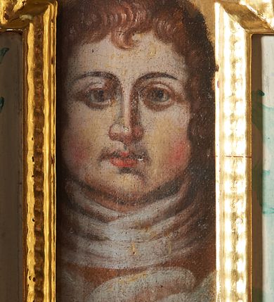 Zdjęcie nr 4: Ambona nadwieszona, przyścienna, wsparta na żelaznym pręcie. Kosz na planie ośmioboku; na ściankach płyciny w kształcie wąskich, stojących prostokątów, zamknięte trójbocznie z namalowanymi przedstawieniami symboli ewangelistów z podpisami: „S(ANCTUS) IOANNES”, „S(ANCTUS) MARCUS”, „S(ANCTUS) LVCAS”, „S(ANCTUS) MATHE[US]”. Ścianki wydzielone kolumnami na cokole o gładkich trzonach ze stylizowanymi kompozytowymi kapitelami, dźwigającymi pełne belkowanie wyłamane na ich osi. Na belkowaniu ornamenty małżowinowe. Parapet w formie silnie wystającego, profilowanego gzymsu. Z prawej strony dostawione, jednobiegowe schody z barierką zwieńczoną profilowanym gzymsem. Bariera z dwoma romboidalnymi płycinami, z przedstawieniami modlącego się świętego z modelem kościoła w dłoniach przed Marią i Chrystusem na obłokach oraz Chrystusa błogosławiącego z inskrypcją: „QUINIMO BEATI QVI AVDIVNT VERBVM DEI”. Baldachim na planie ośmioboku o profilowanym gzymsie wsparty na profilowanych listwach. Ambona marmoryzowana w tonacjach bieli, zieleni, błękit; detale złocone i srebrzone.