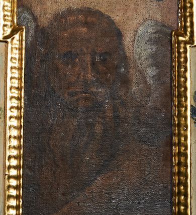 Zdjęcie nr 7: Ambona nadwieszona, przyścienna, wsparta na żelaznym pręcie. Kosz na planie ośmioboku; na ściankach płyciny w kształcie wąskich, stojących prostokątów, zamknięte trójbocznie z namalowanymi przedstawieniami symboli ewangelistów z podpisami: „S(ANCTUS) IOANNES”, „S(ANCTUS) MARCUS”, „S(ANCTUS) LVCAS”, „S(ANCTUS) MATHE[US]”. Ścianki wydzielone kolumnami na cokole o gładkich trzonach ze stylizowanymi kompozytowymi kapitelami, dźwigającymi pełne belkowanie wyłamane na ich osi. Na belkowaniu ornamenty małżowinowe. Parapet w formie silnie wystającego, profilowanego gzymsu. Z prawej strony dostawione, jednobiegowe schody z barierką zwieńczoną profilowanym gzymsem. Bariera z dwoma romboidalnymi płycinami, z przedstawieniami modlącego się świętego z modelem kościoła w dłoniach przed Marią i Chrystusem na obłokach oraz Chrystusa błogosławiącego z inskrypcją: „QUINIMO BEATI QVI AVDIVNT VERBVM DEI”. Baldachim na planie ośmioboku o profilowanym gzymsie wsparty na profilowanych listwach. Ambona marmoryzowana w tonacjach bieli, zieleni, błękit; detale złocone i srebrzone.