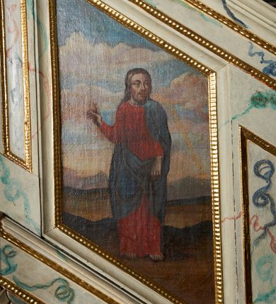 Zdjęcie nr 5: Ambona nadwieszona, przyścienna, wsparta na żelaznym pręcie. Kosz na planie ośmioboku; na ściankach płyciny w kształcie wąskich, stojących prostokątów, zamknięte trójbocznie z namalowanymi przedstawieniami symboli ewangelistów z podpisami: „S(ANCTUS) IOANNES”, „S(ANCTUS) MARCUS”, „S(ANCTUS) LVCAS”, „S(ANCTUS) MATHE[US]”. Ścianki wydzielone kolumnami na cokole o gładkich trzonach ze stylizowanymi kompozytowymi kapitelami, dźwigającymi pełne belkowanie wyłamane na ich osi. Na belkowaniu ornamenty małżowinowe. Parapet w formie silnie wystającego, profilowanego gzymsu. Z prawej strony dostawione, jednobiegowe schody z barierką zwieńczoną profilowanym gzymsem. Bariera z dwoma romboidalnymi płycinami, z przedstawieniami modlącego się świętego z modelem kościoła w dłoniach przed Marią i Chrystusem na obłokach oraz Chrystusa błogosławiącego z inskrypcją: „QUINIMO BEATI QVI AVDIVNT VERBVM DEI”. Baldachim na planie ośmioboku o profilowanym gzymsie wsparty na profilowanych listwach. Ambona marmoryzowana w tonacjach bieli, zieleni, błękit; detale złocone i srebrzone.