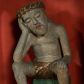 Zdjęcie nr 1: Figura pełnoplastyczna przedstawiająca Chrystusa Frasobliwego. Chrystus ukazany w pozycji siedzącej na kamiennym postumencie, wspierający prawą ręką głowę, a lewą rękę opierający na prawym kolanie, z głową delikatnie przechyloną na prawą stronę. Ciało o szczupłej sylwetce. Twarz podłużna, z długim i szerokim nosem, przymkniętymi oczami, okolona krótką i jasną brodą. Włosy jasne, średniej długości opadające na plecy. Na głowie Chrystus ma założoną koronę cierniową złożoną z przeplatających się symetrycznie dwóch gałązek. Perizonium złocone, ciasno oplatające biodra, silnie drapowane. Polichromia w odsłoniętych partiach ciała naturalistyczna. Cokół pomalowany na kolor zielony.