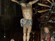 Zdjęcie nr 1: Krucyfiks w typie Cristo morte. Chrystus przybity do krzyża trzema gwoździami, sylwetka w delikatnym zwisie, z głową przechyloną na prawe ramię, o silnie podkreślonej anatomii ciała, z zaznaczonymi śladami męki. Perizonium w formie tkaniny przewiązanej na prawym biodrze. Twarz podłużna, okolona zarostem; włosy długie spływające na prawe ramię w kręcone pukle, na głowie korona cierniowa. Polichromia w odsłoniętych partiach ciała naturalistyczna.